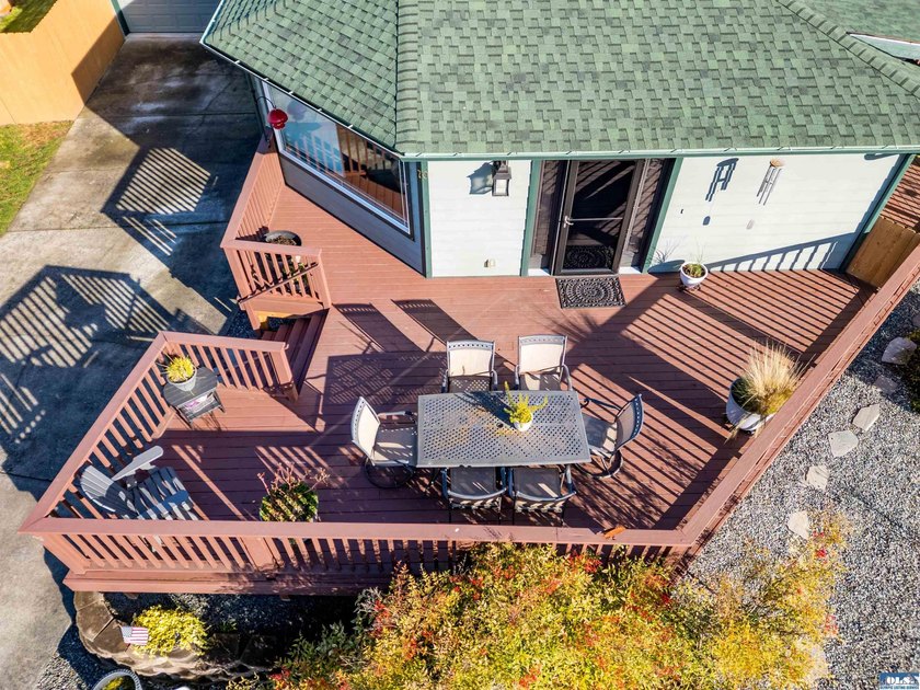 Beautiful 3 bedroom plus den/office home with water views on a - photo 46