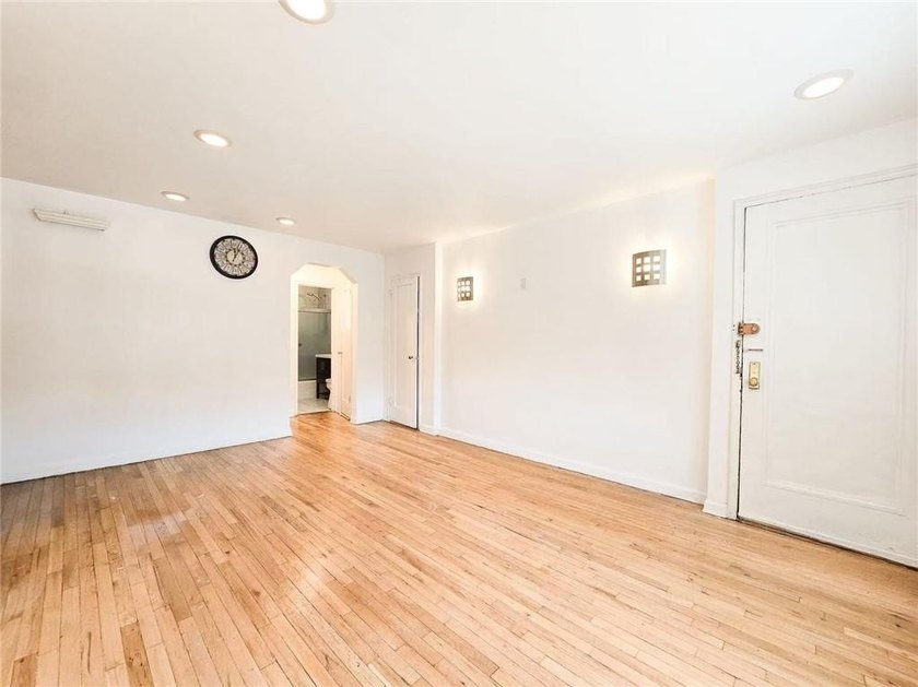 This charming one-bedroom co-op located in the heart of Murray - photo 3