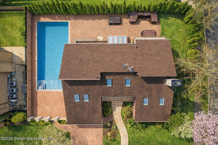Welcome to 10 Arbutus Way! This stunning custom-built - photo 3