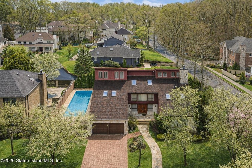 Welcome to 10 Arbutus Way! This stunning custom-built - photo 4