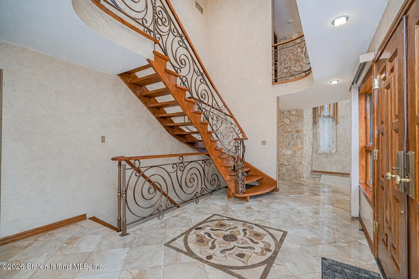 Welcome to 10 Arbutus Way! This stunning custom-built - photo 7