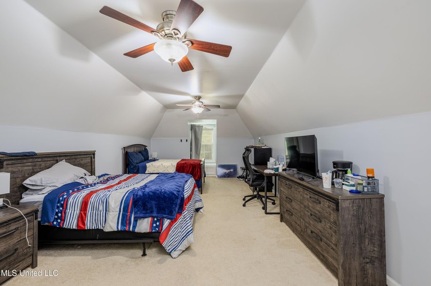 Located in a peaceful cove just minutes from Silo Square! A - photo 18