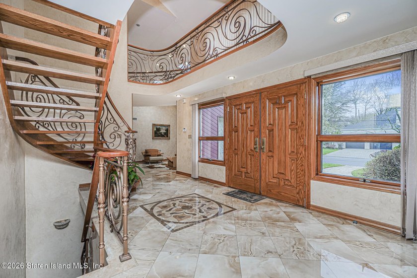 Welcome to 10 Arbutus Way! This stunning custom-built - photo 8