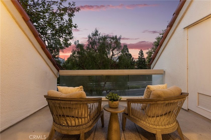 Rarely available end-unit 3-bedroom, 3 full-bath home in the - photo 33