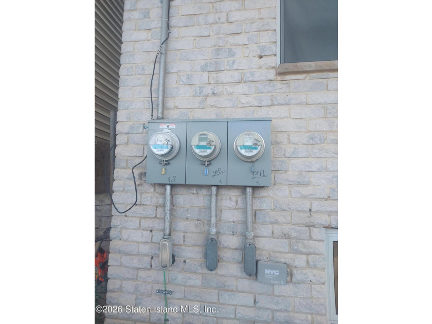 2 FAMILY END UNIT HAS A 3 BEDROOM MAIN AND A BRAND NEW STUDIO - photo 9