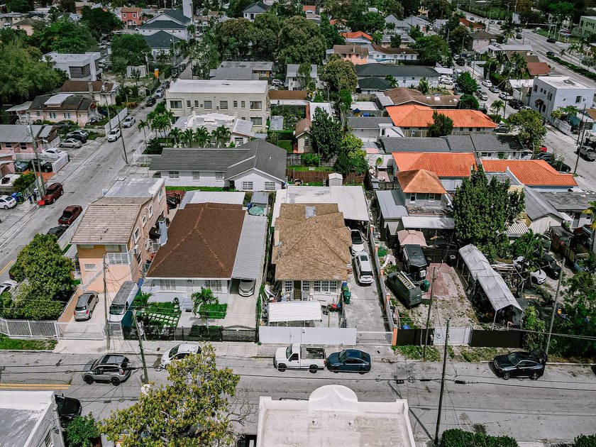Great opportunity in the heart of Miami! This 3-bedroom, 1-bath - photo 2