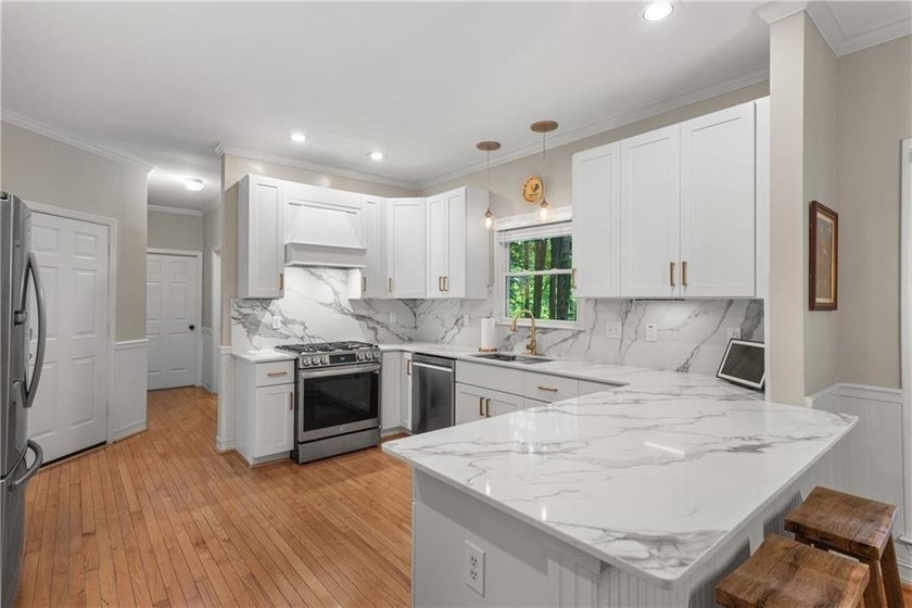 Water views in Downtown Alpharetta! Nestled in desirable - photo 4