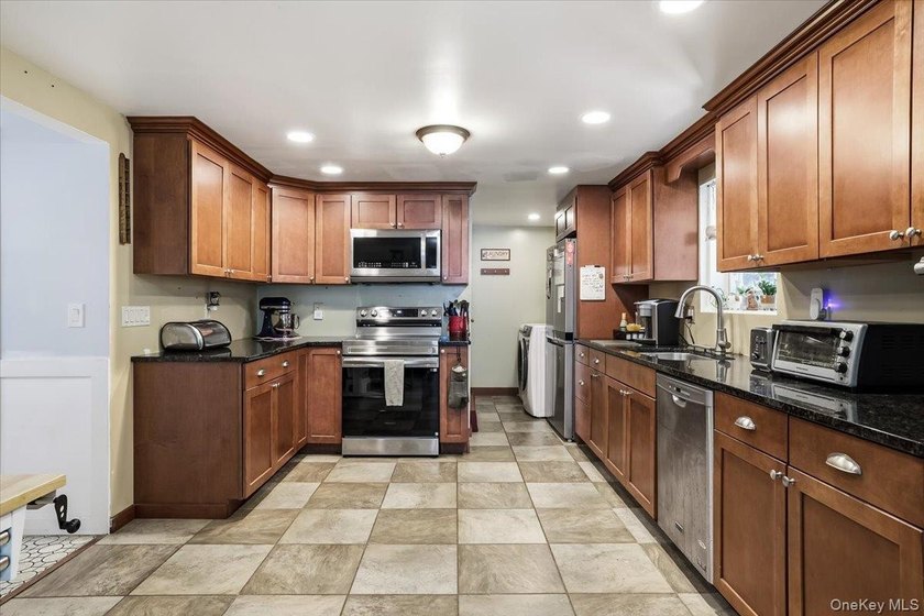Welcome to 38 Appel Drive in Shirley! This spacious Colonial - photo 11