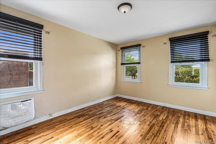 Welcome to this well-maintained semi-detached home in the heart - photo 12