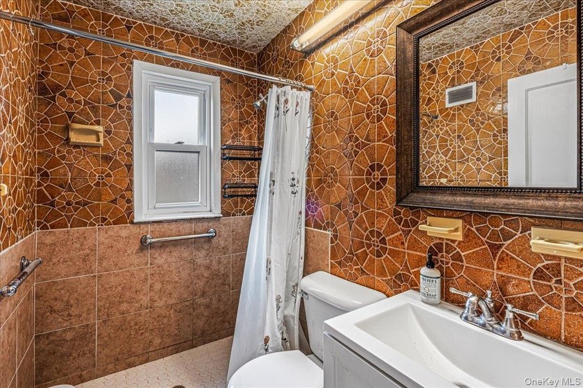 Welcome to this well-maintained semi-detached home in the heart - photo 18