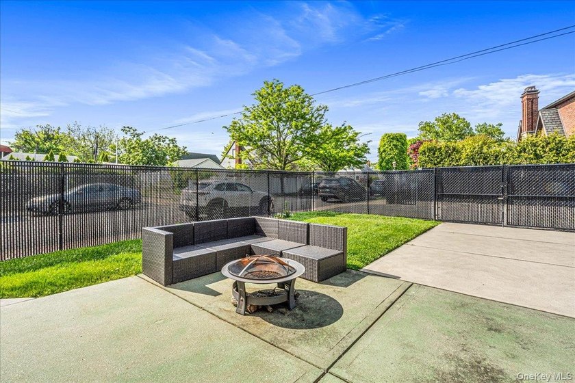 Welcome to this well-maintained semi-detached home in the heart - photo 21