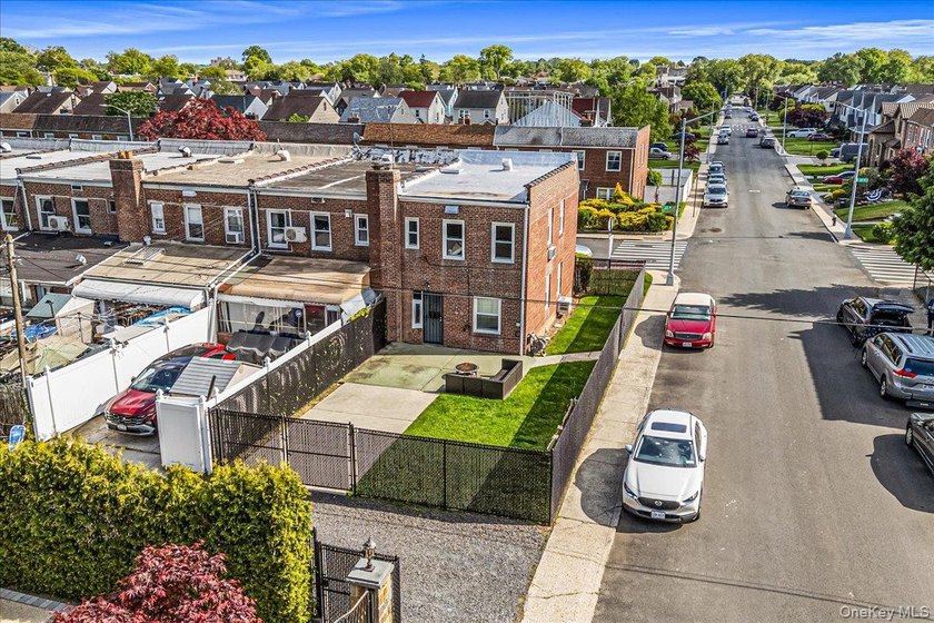 Welcome to this well-maintained semi-detached home in the heart - photo 23