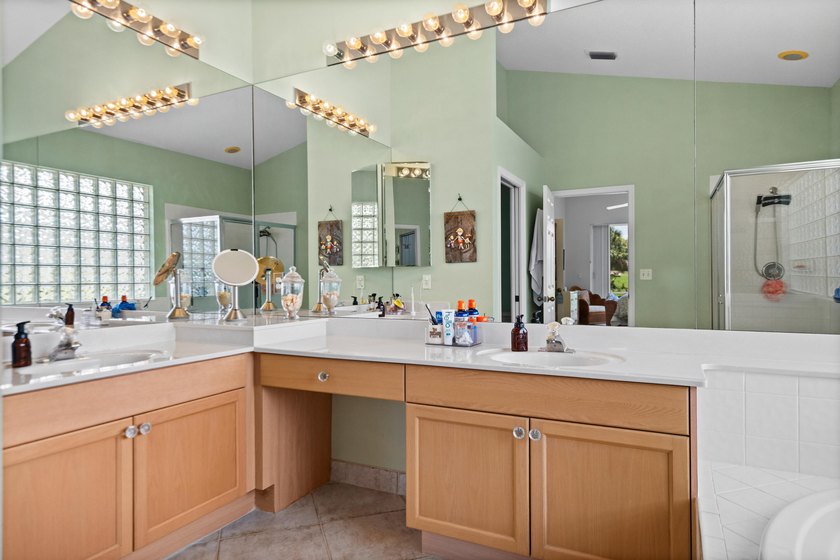Meticulously maintained and beautifully presented, this - photo 31