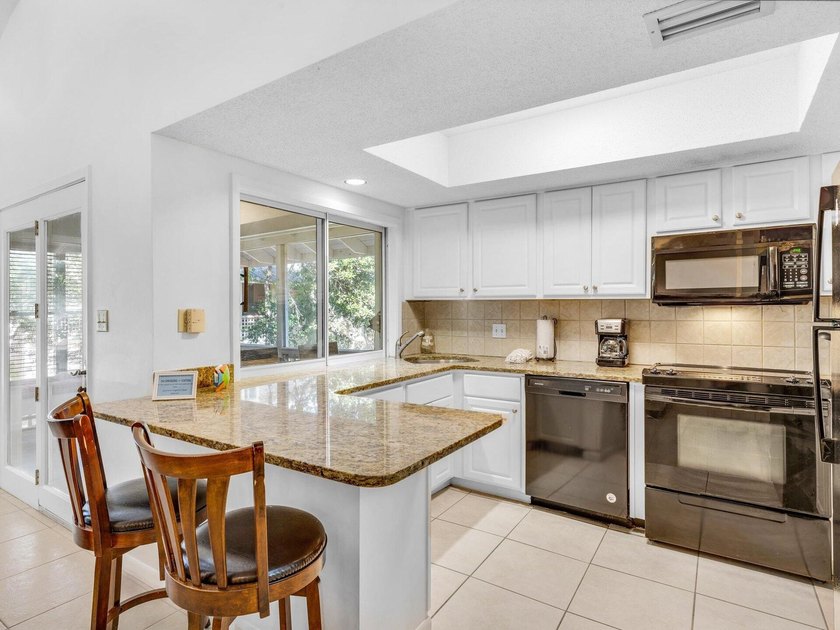 Discover the potential of this 3-bedroom, 3-bath condo located - photo 7