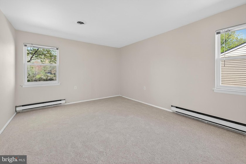 LAKEFRONT! NEW PRICE! FRESHLY PAINTED INTERIOR! NEW WINDOWS - photo 15
