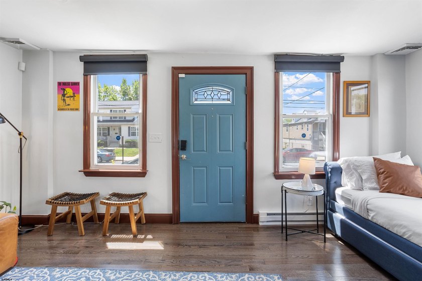 Welcome to this charming 4-bedroom, 2.5-bath single-family home - photo 4