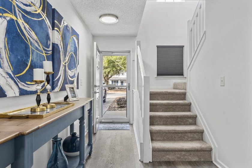 Fully furnished, completely remodeled two-bedroom - photo 3