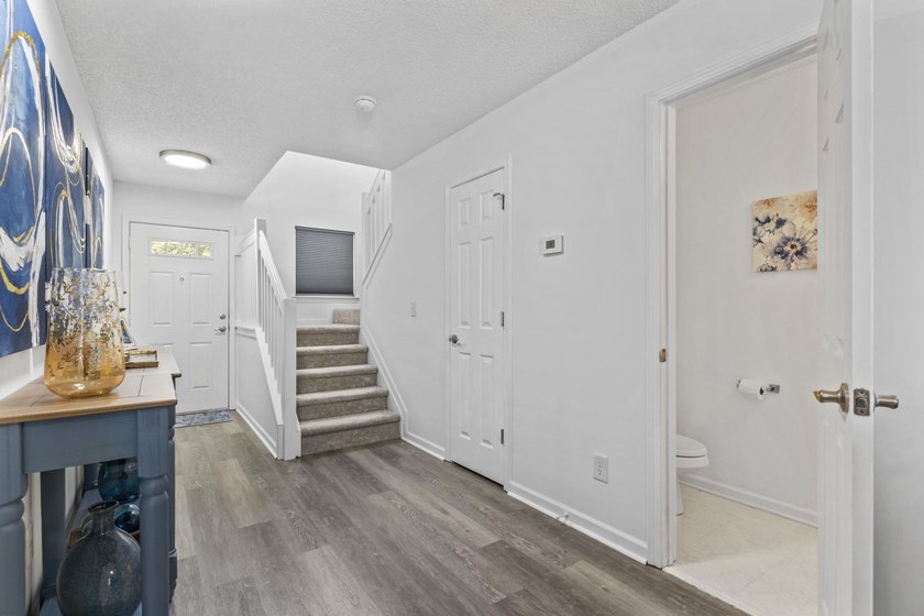 Fully furnished, completely remodeled two-bedroom - photo 4