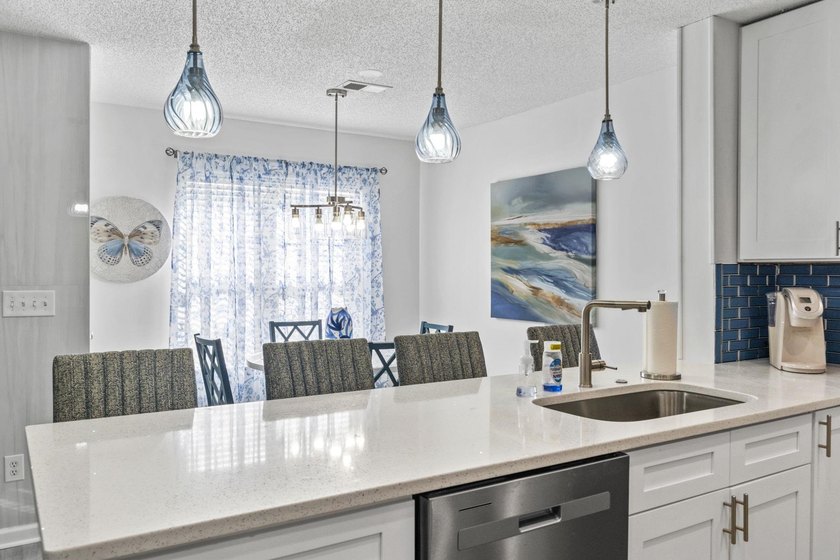 Fully furnished, completely remodeled two-bedroom - photo 8