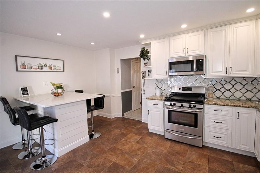 ONE FAMILY HOME IN THE HEART OF GREAT KILLS. MOVE IN CONDITION - photo 8