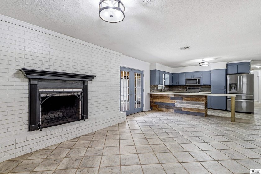 Welcome to this beautifully maintained 4 bedroom, 3 bathroom - photo 12