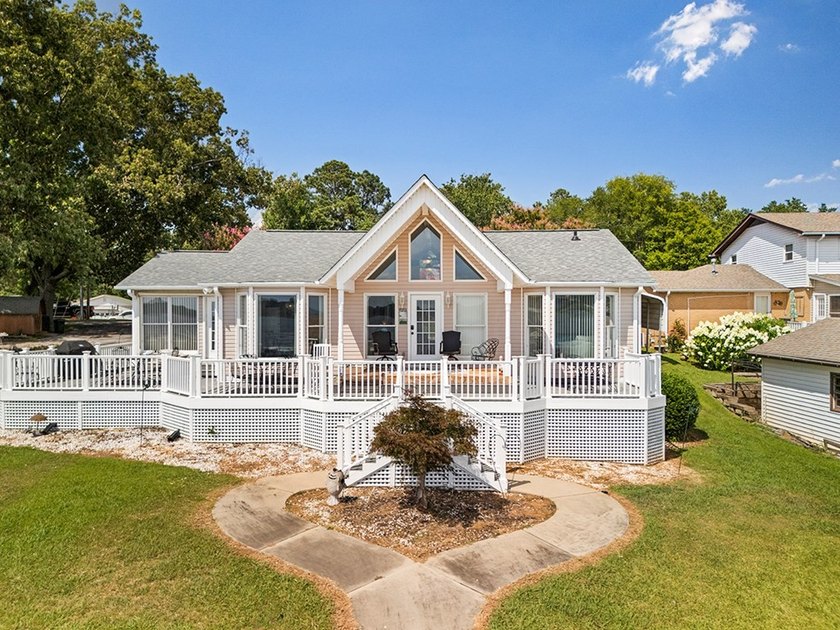 This lakefront home offers breathtaking long-range views - photo 16