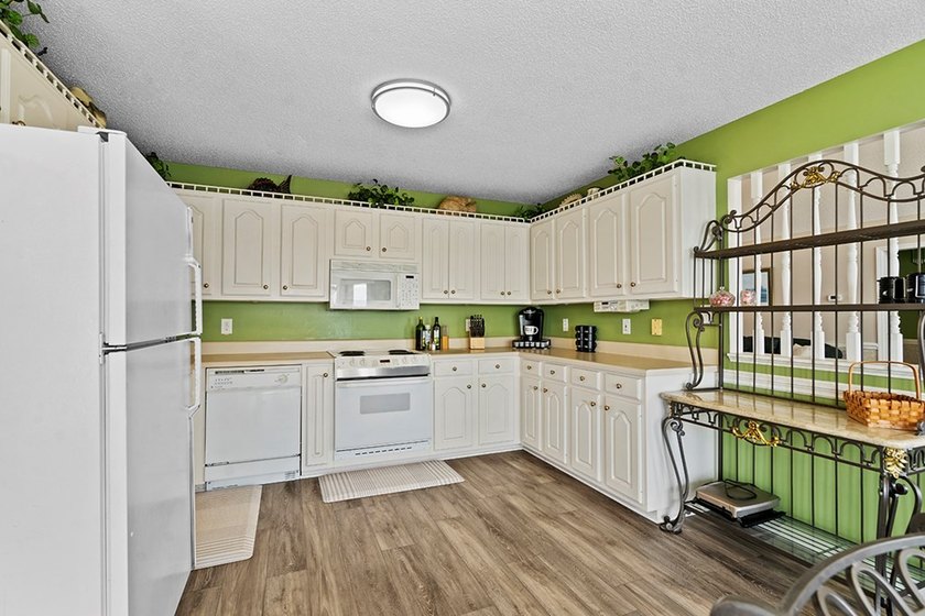 This lakefront home offers breathtaking long-range views - photo 17