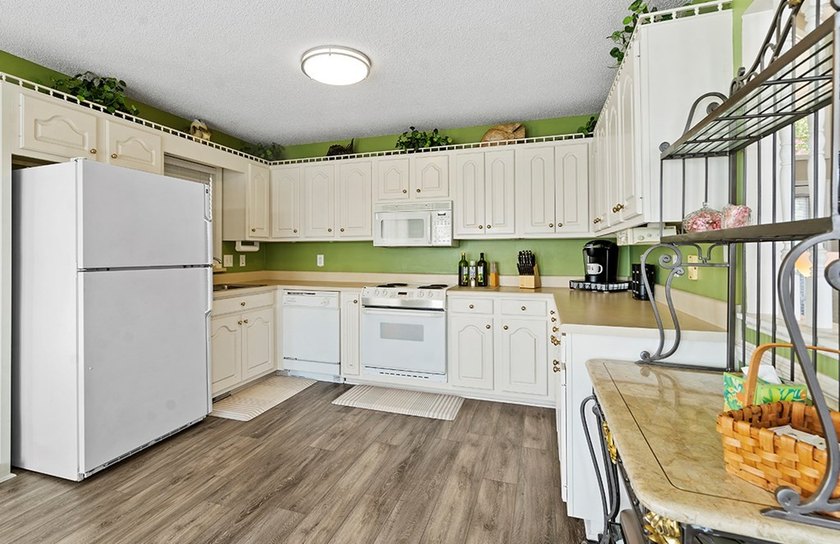 This lakefront home offers breathtaking long-range views - photo 18