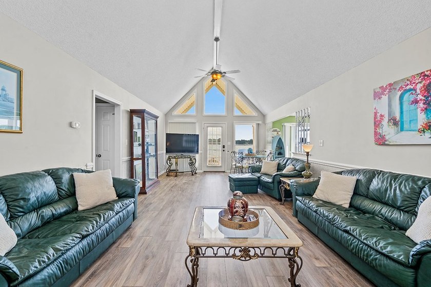 This lakefront home offers breathtaking long-range views - photo 20