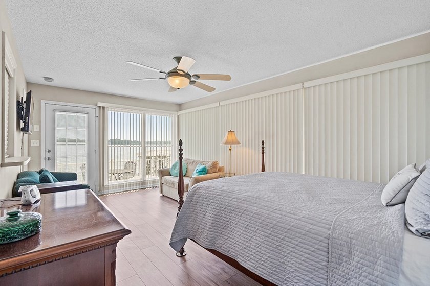 This lakefront home offers breathtaking long-range views - photo 21