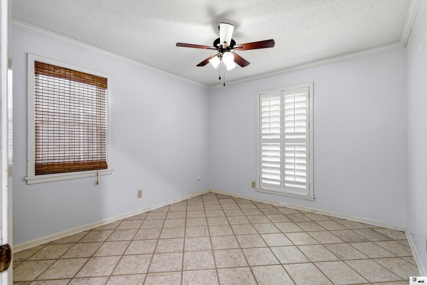 Welcome to this beautifully maintained 4 bedroom, 3 bathroom - photo 22