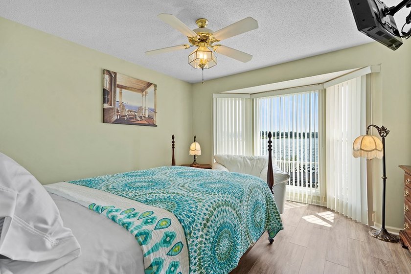 This lakefront home offers breathtaking long-range views - photo 23