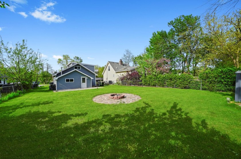 Welcome to this beautiful 3-bedroom, 2-bath home. Inside, you'll - photo 13