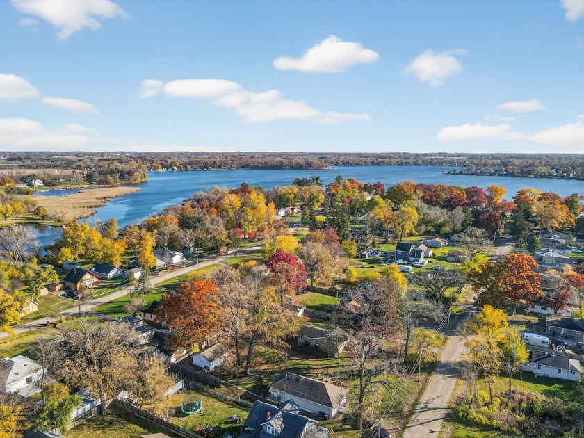 Welcome to this beautiful 3-bedroom, 2-bath home. Inside, you'll - photo 17