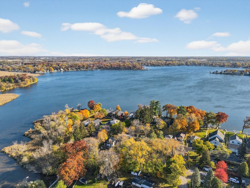 Welcome to this beautiful 3-bedroom, 2-bath home. Inside, you'll - photo 18