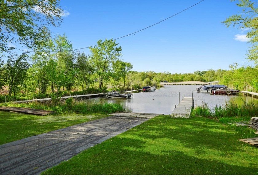 Welcome to this beautiful 3-bedroom, 2-bath home. Inside, you'll - photo 19