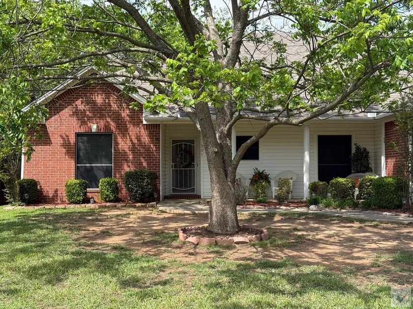 Beautiful Brick Home on 0.40 Acres in Maud, TX Welcome to this - photo 3