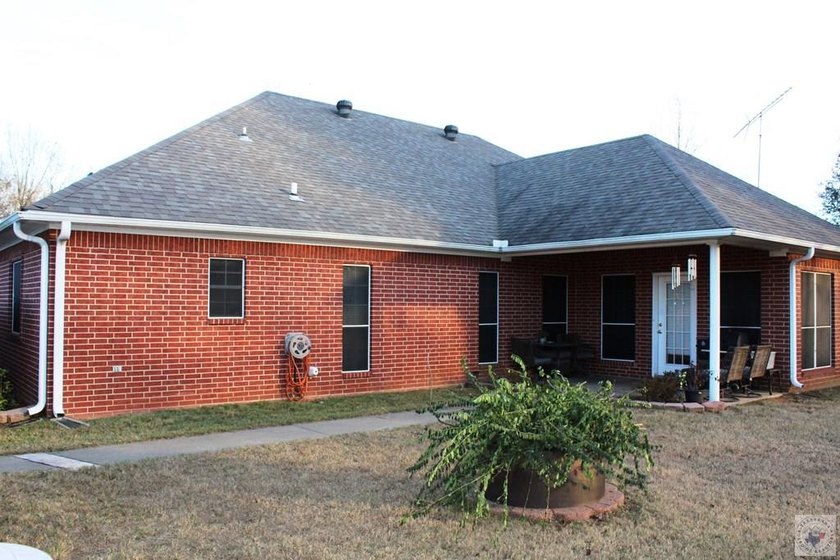 Beautiful Brick Home on 0.40 Acres in Maud, TX Welcome to this - photo 4