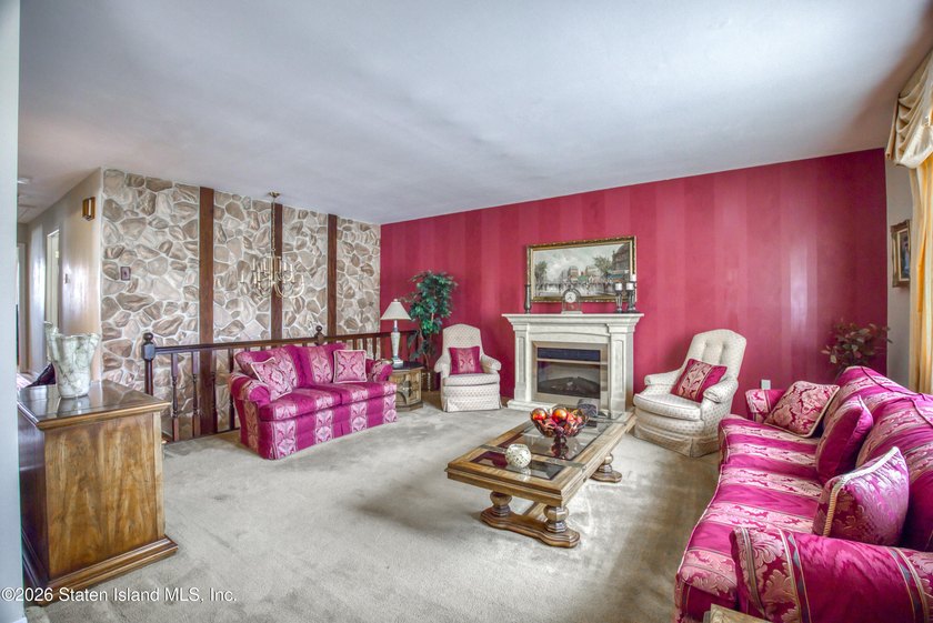 Introducing your impeccably well-maintained home!! This - photo 2