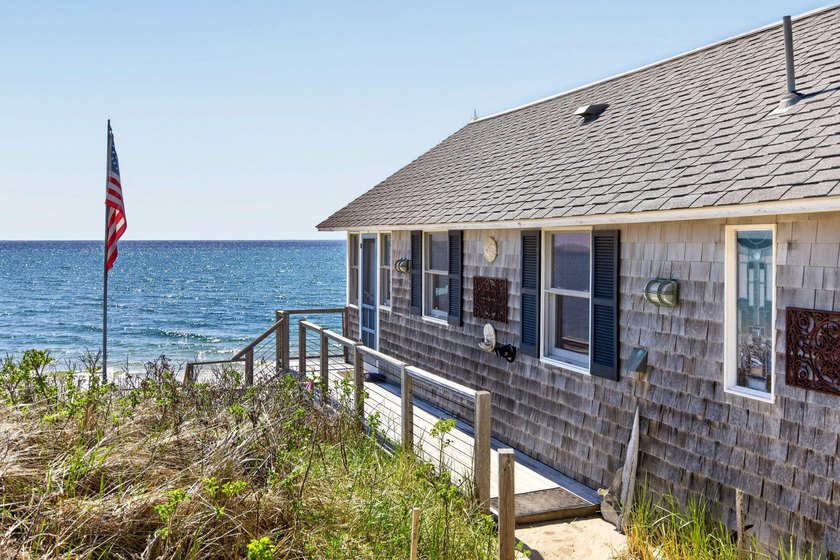 Set along the shoreline of Cape Cod Bay, this rare North Truro - photo 4