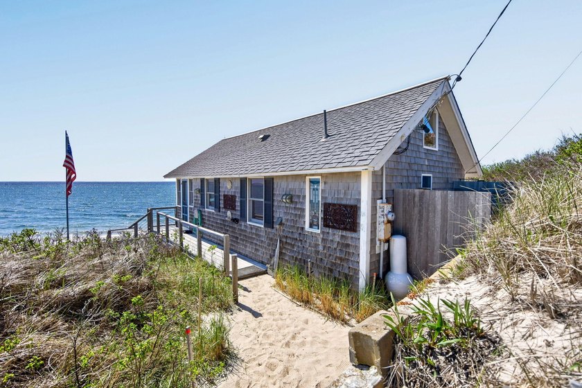 Set along the shoreline of Cape Cod Bay, this rare North Truro - photo 5