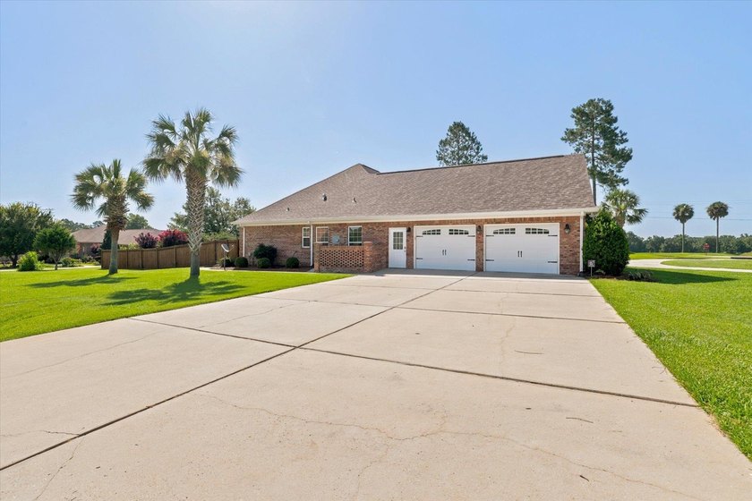 From the circular drive to the fully fenced yard, this 4-side - photo 4