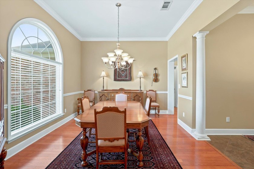 From the circular drive to the fully fenced yard, this 4-side - photo 8