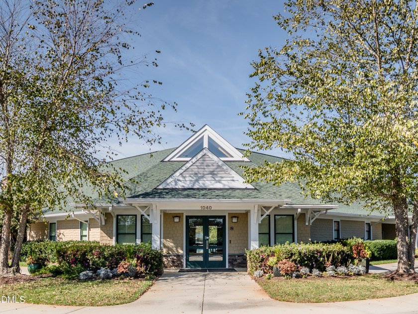 Wow! This gorgeous 4070 sf Prewitt-Douglas Custom home located - photo 19
