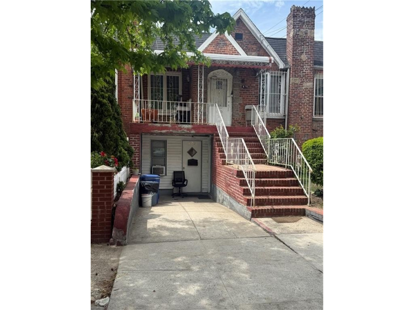Spacious brick One Family in Canarsie. Top floor consists of 2 - photo 2