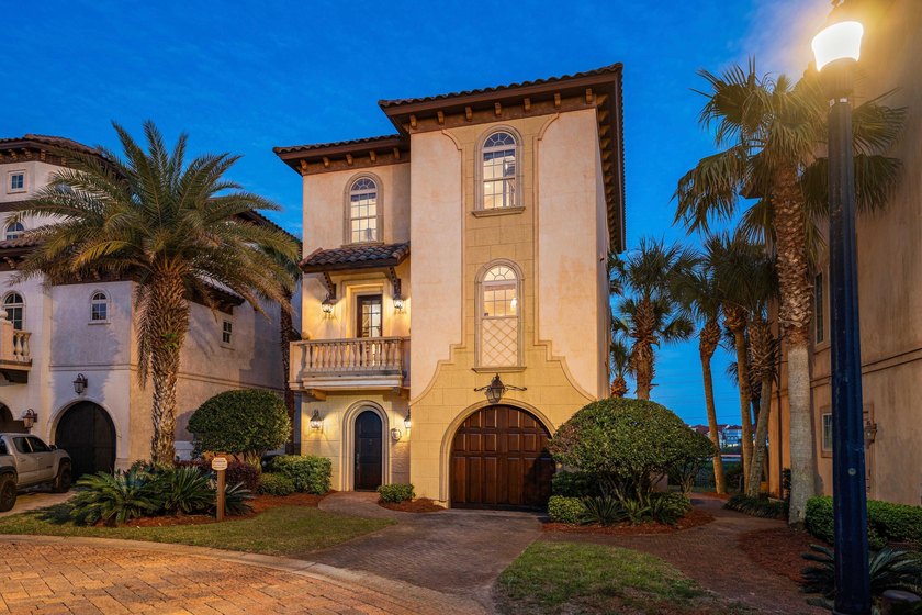 Perfectly positioned just steps from the Gulf, 22 Saint Tropez - photo 2