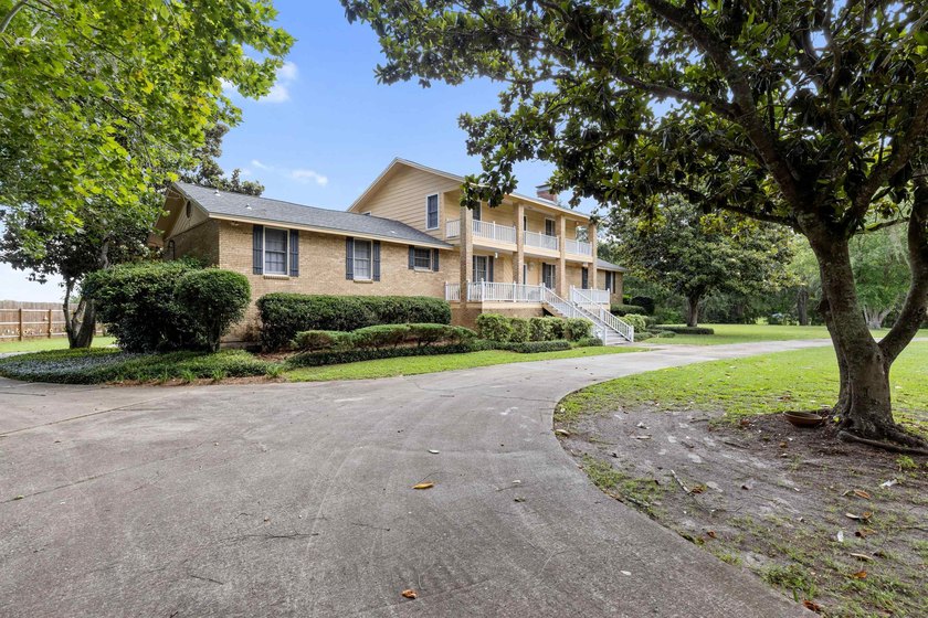 Experience the charm and character of a timeless Lake Jackson - photo 2