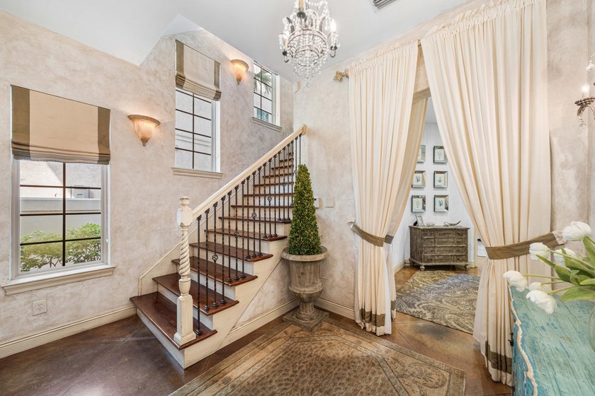 Perfectly positioned just steps from the Gulf, 22 Saint Tropez - photo 6