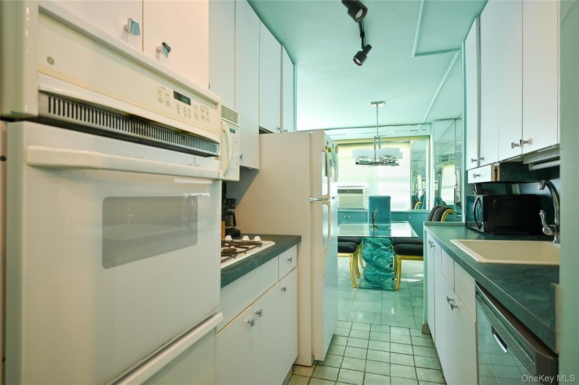 Spacious and sun-filled 2 bedroom, 2 bathroom corner coop - photo 13