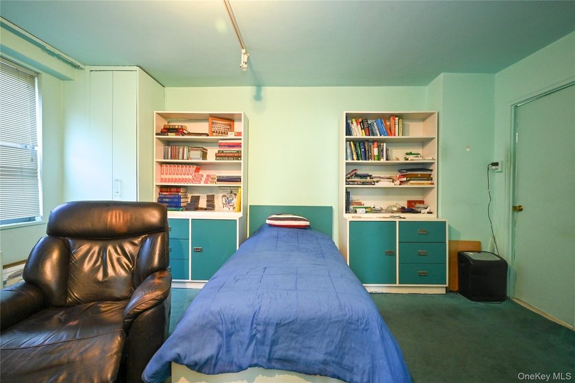 Spacious and sun-filled 2 bedroom, 2 bathroom corner coop - photo 17